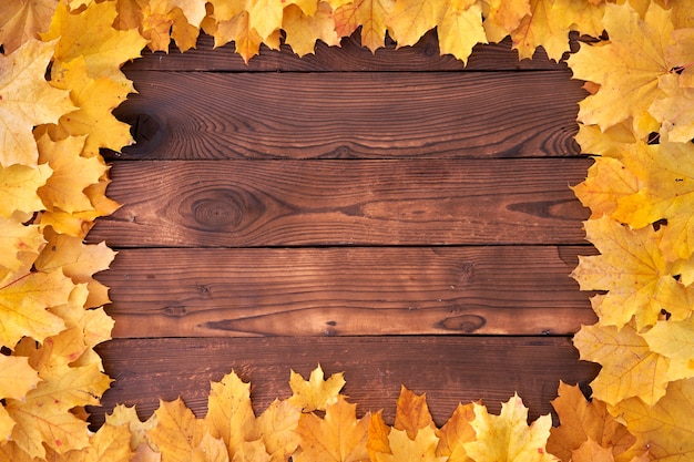 Feuilles d'automne cadre carré sur fond en bois vue de dessus bordure d'automne feuilles jaunes et orange table en bois vintage copie espace pour le texte