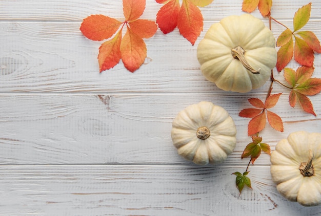 Feuilles d'automne et citrouilles sur fond de bois ancien