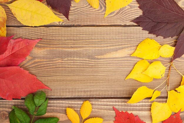 Feuilles d'automne sur fond de bois avec espace de copie