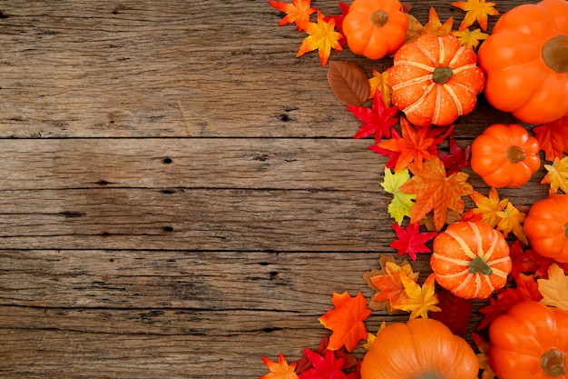 Feuilles d'automne sur fond en bois