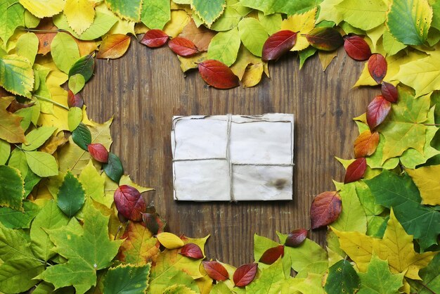 Feuilles d'automne fond en forme de coeur sur table en bois