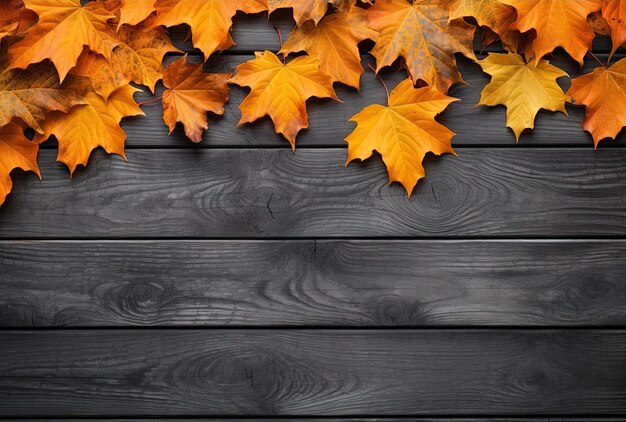 feuilles d'automne sur un fond de planche de bois