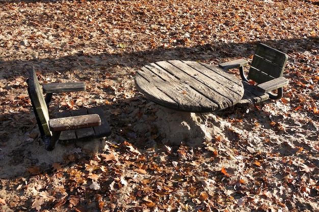 Feuilles d'automne sur le sable à la plage