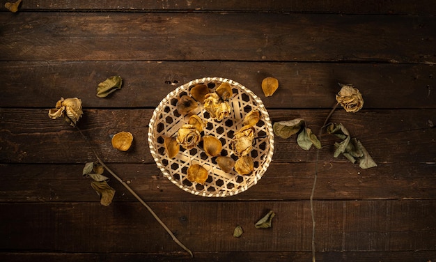 Feuilles d'automne sèches à plat sur fond de bois foncé avec espace de copie