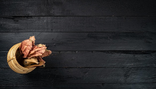 Feuilles d'automne sèches à plat sur fond noir avec espace de copie