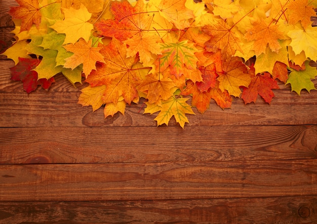 Feuilles d'automne sur table en bois