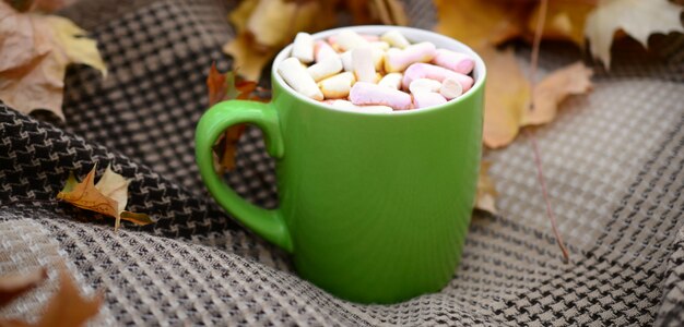 Feuilles d'automne et tasse de café fumante chaude