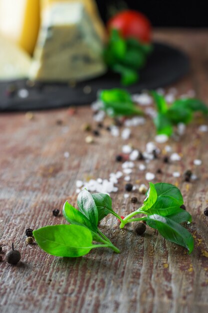 Feuilles de basilic frais sur un fond en bois, gros plan