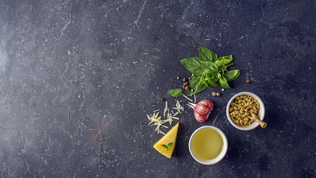 Feuilles de basilic, pignons de pin, ail, parmesan et huile d'olive