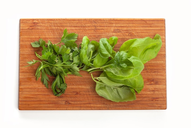 Feuilles de basilic sur la planche de bois