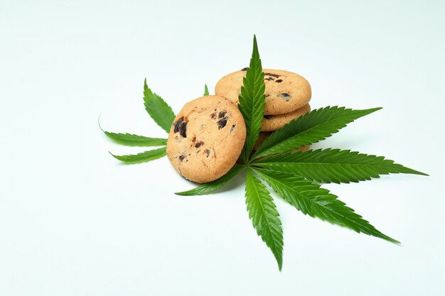 Feuilles De Cannabis Et Biscuits Sur Blanc