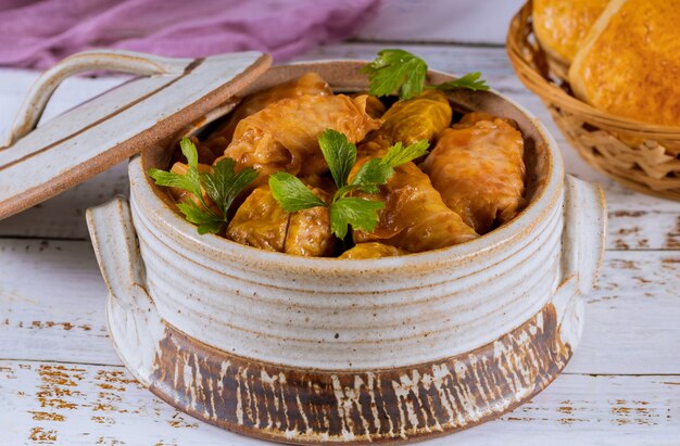 Photo feuilles de chou farcies avec du riz et de la viande hachée.