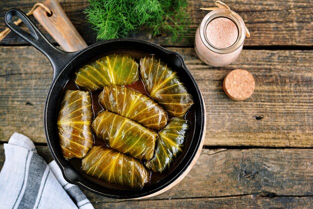 Feuilles de chou farcies de riz, viande hachée à la sauce tomate