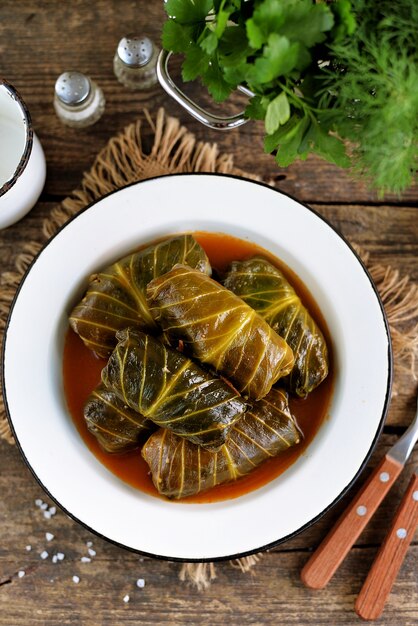 Feuilles de chou farcies de riz, viande hachée à la sauce tomate