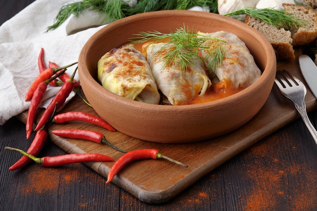 Feuilles de chou farcies avec viande hachée et riz à la sauce tomate.