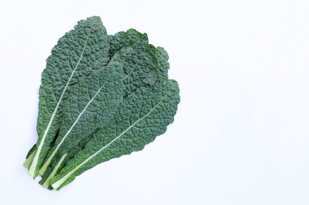 Feuilles de chou vert biologique frais sur blanc