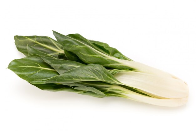 Feuilles d'épinards bouchent isolé sur blanc