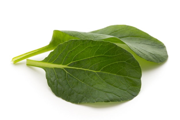 Feuilles d'épinards bouchent isolé sur blanc.