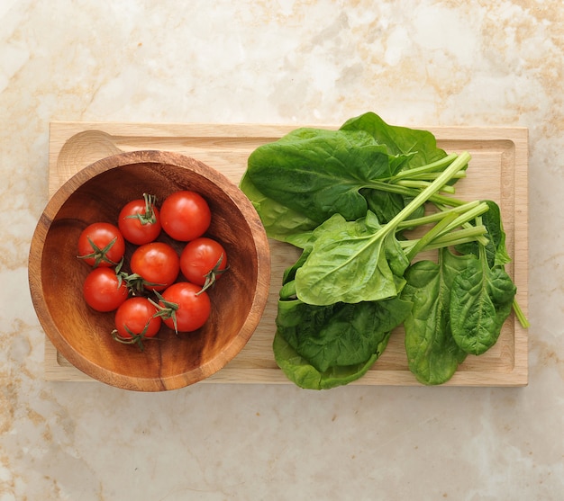 Feuilles d'épinards et tomates