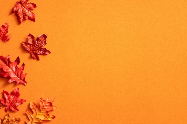 Feuilles d'érable isolées sur fond de table orange pour les éléments de conception en automne