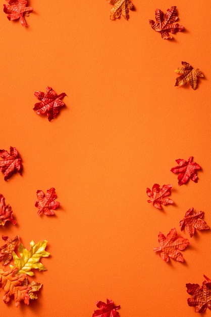 Feuilles d'érable isolées sur fond de table orange pour les éléments de conception en automne