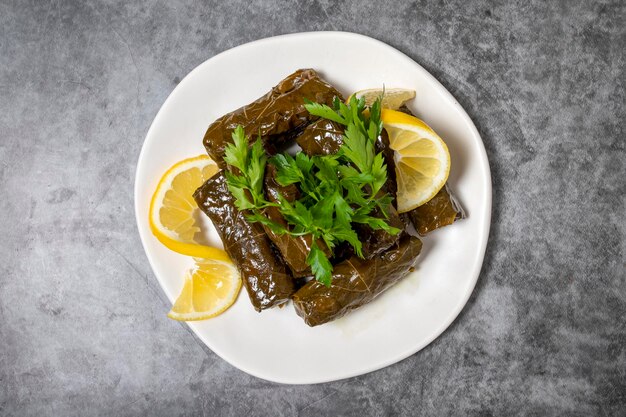 Feuilles farcies d'huile d'olive ou de dolma sur un fond sombre cuisine turque arômes d'apéritif vue supérieure de près