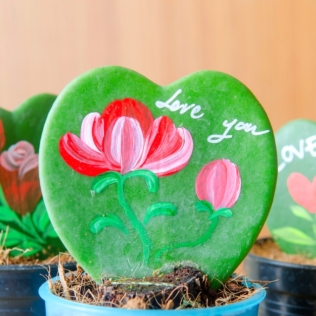 Photo des feuilles en forme de coeur et un message d'amour.