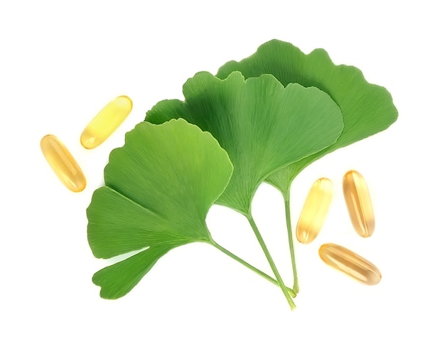 Feuilles de ginkgo biloba avec vitamine pille isolated on white