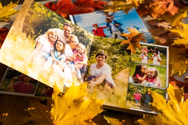 Feuilles jaunes d'automne et livre photo de famille. feuilles d'automne arrangées pour un fond de livre photo