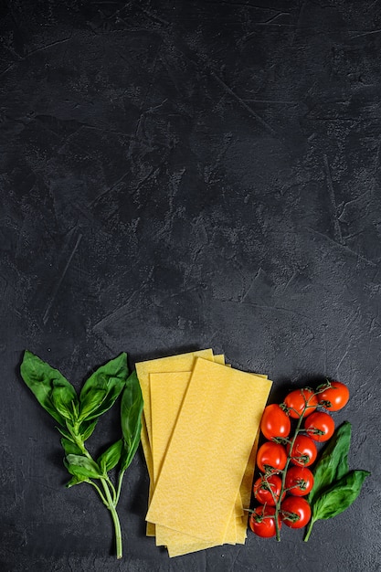 Feuilles de lasagne crues. Ingrédients Basilic, tomates cerises