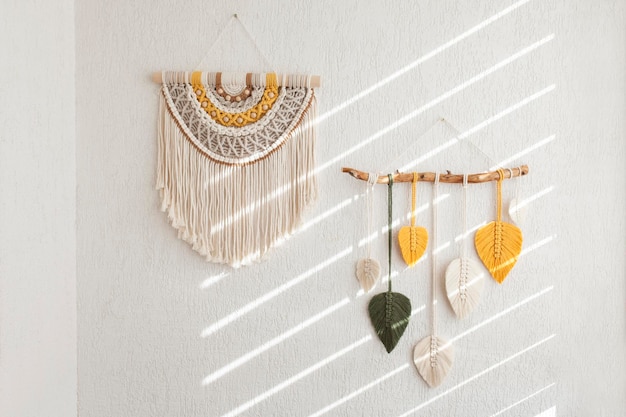 Feuilles de macramé tenture murale en jaune blanc vert et couleur naturelle sur le bâton en bois Décor de corde de coton macramé pour rendre votre chambre plus confortable et unique Gros plan