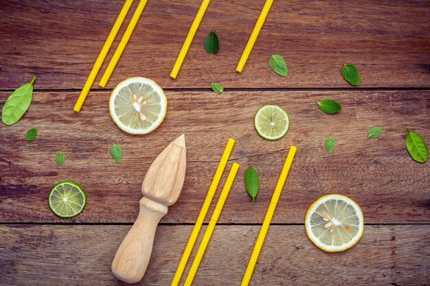 Feuilles de menthe poivrée et de citron frais mis en place sur un fond en bois minable.