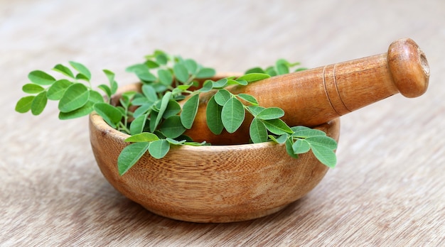 Feuilles de Moringa avec mortier et pilon