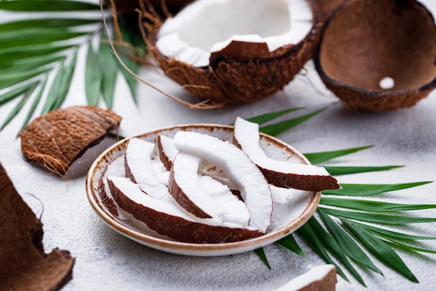 Photo feuilles de noix de coco et de palmier tranchées