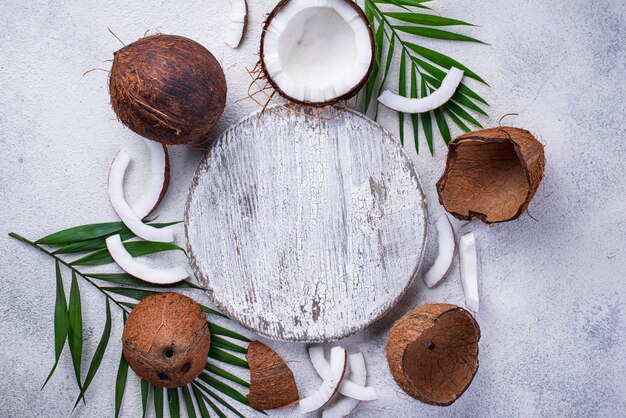 Feuilles de noix de coco et de palmier tranchées