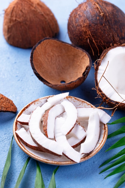 Photo feuilles de noix de coco et de palmier tranchées