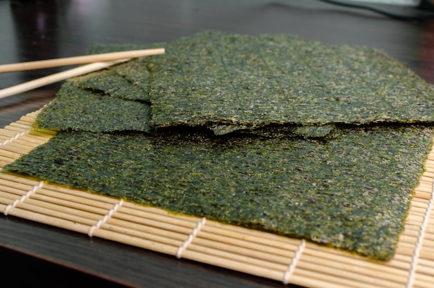 feuilles de nori pour sushi sur la table