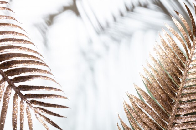 Les Feuilles De Palmier D'or Et Les Ombres Sur Un Fond De Mur Bleu.