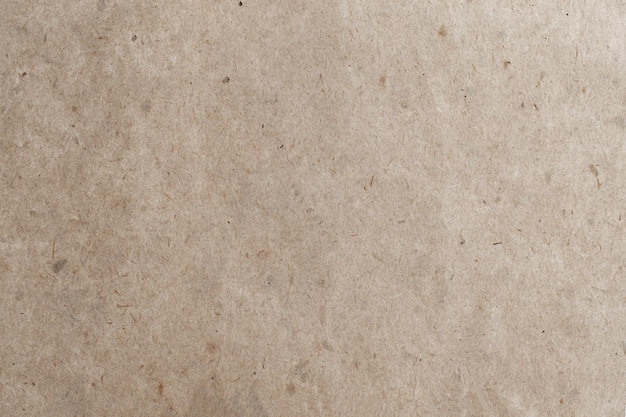 feuilles de papier artisanal aux bords déchirés isolés sur un fond blanc