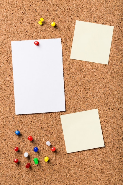 Feuilles de papier attachées à une planche de bois