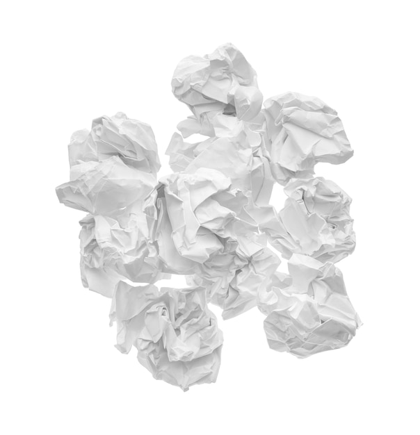 Feuilles de papier froissées sur la vue de dessus de fond blanc