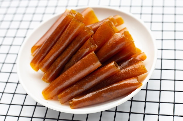 Feuilles de pâte de mangue séchée sur fond blanc