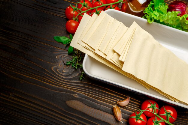 Feuilles de pâtes à lasagne crues séchées et ingrédients