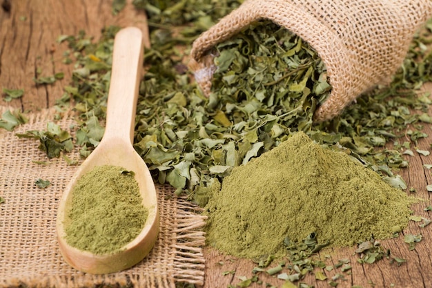 Feuilles et poudre de moringa super aliment et médecine naturelle Moringa oleifera