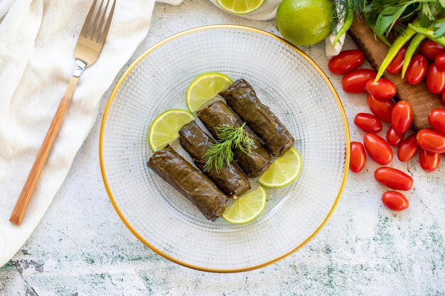 Feuilles de raisin farcis avec de l'huile d'olive Delicacies de la cuisine turque traditionnelle Vue supérieure nom local zeytinyagli yaprak sarma