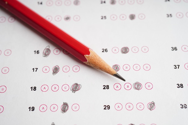 Photo feuilles de réponses avec remplissage de dessin au crayon pour sélectionner le concept d'éducation au choix
