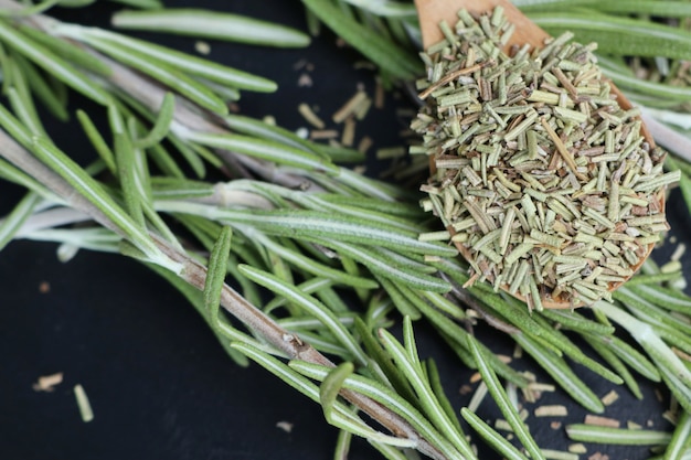 Photo feuilles de romarin herbes séchées