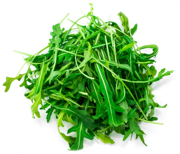 Feuilles de roquette fraîches isolés sur fond blanc