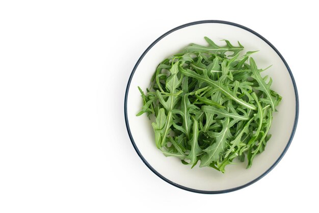 Feuilles de roquette verte sur fond isolé blanc