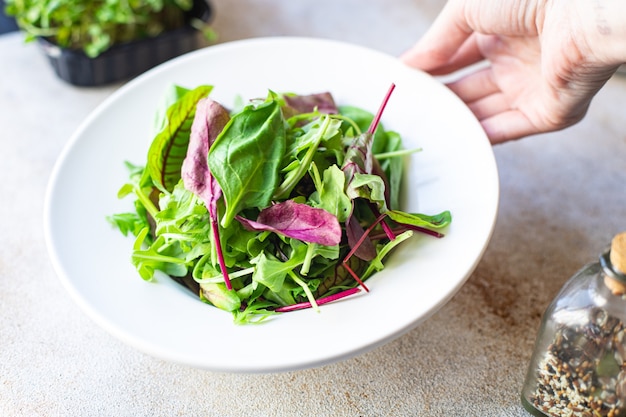 Feuilles de salade verte fraîche dans une assiette sur la table repas sain copie espace nourriture rustique